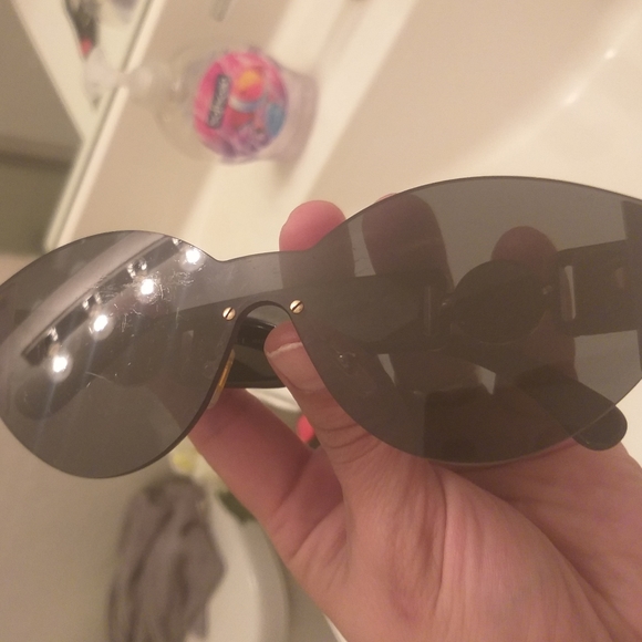 VERSACE MEDUSA SUNGLASSES 😎 - Picture 9 of 12